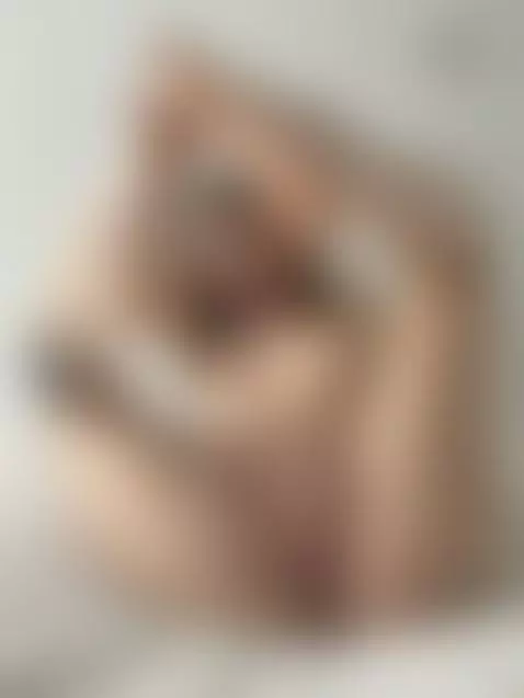 My body curves into the light 💋🔥 by curlypolly