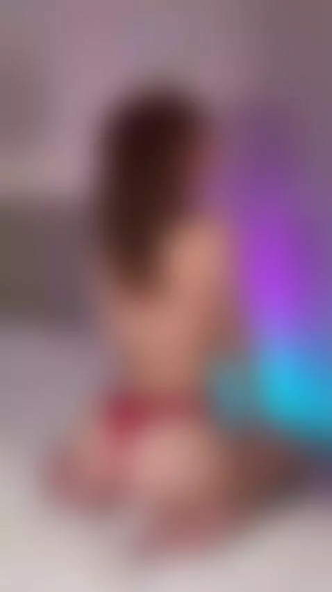 The air settles around me 💦🩶 by curlypolly