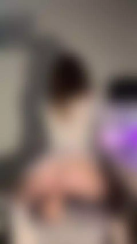 The room turns gold against my skin 💦💋 by curlypolly