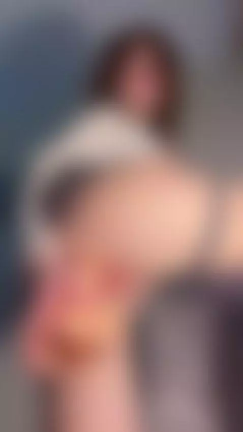 The room turns gold against my skin 💦💋 by curlypolly