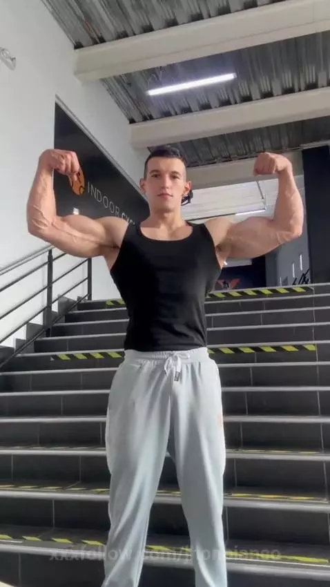 When I flex I feel
the power 🔥🙌🏽✨🥵 by jhonbianco