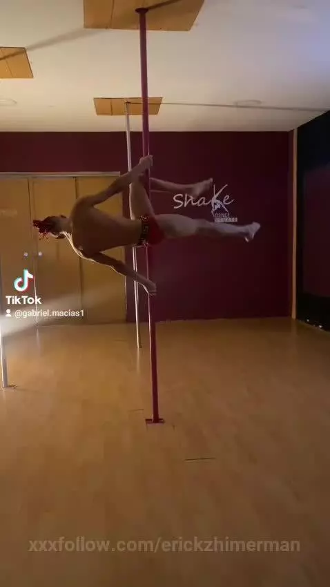 I like to think that your eyes are looking at me💖 by erickzhimerman