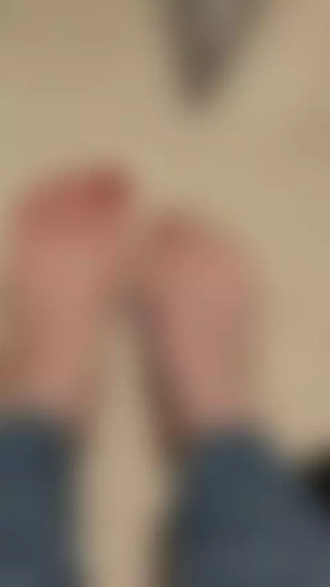 My cute feet, tiny and gentle😝☺️ by tinaprettyy