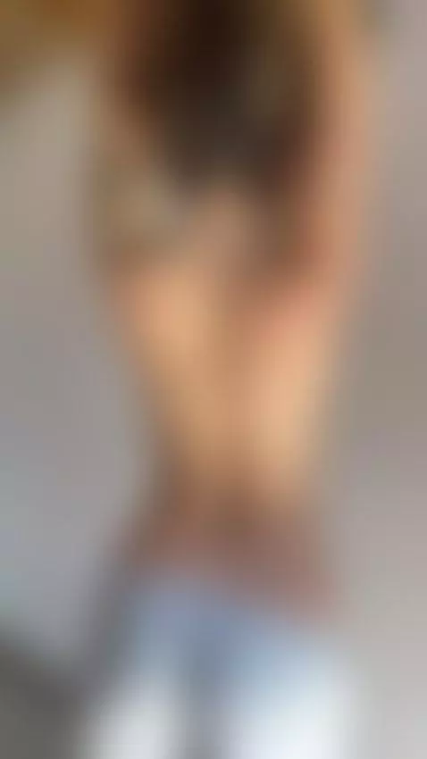 This Latina bush is all natural... just how you like it. 🌿😉 by nicoleluna