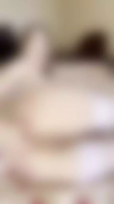 Curvy girl spreads legs and fingers her wet pussy 😈 by ellaquen