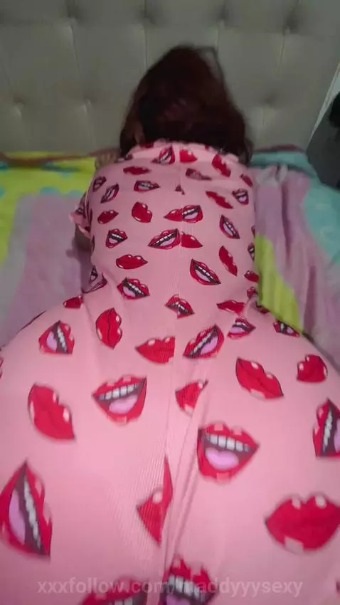 The neighbor keeps saying good morning to me 🥵 by maddyyysexy