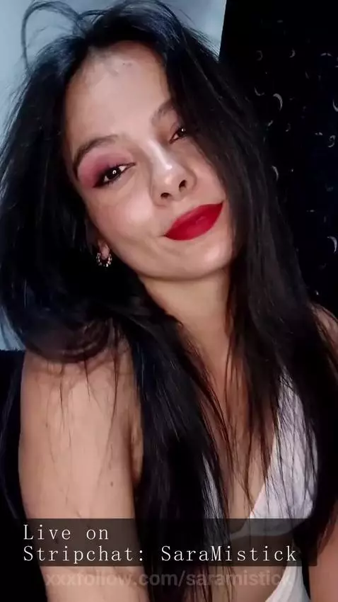 😈 I’m live, come get lost in me... (Estoy en vivo, ven a per... by saramistick