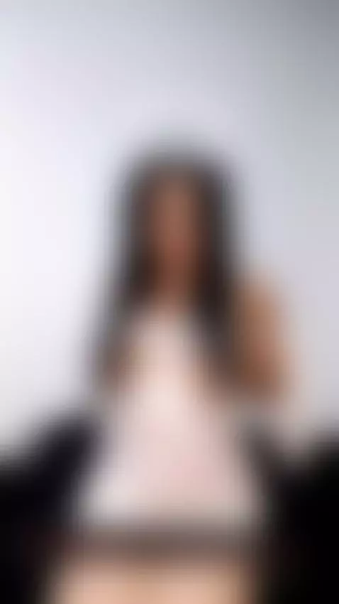 I’m live, ready to play./Estoy en vivo, lista para jugar. by saramistick