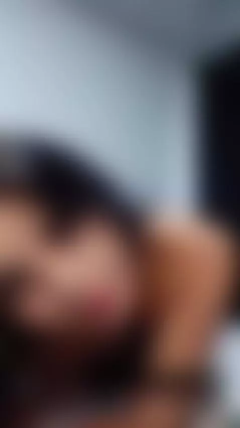 I’m live, your fantasy starts here./Estoy en vivo, tu fantas... by saramistick