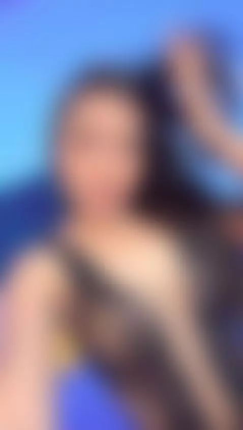 How does the black one look on me?🖤 by charlottmoreu