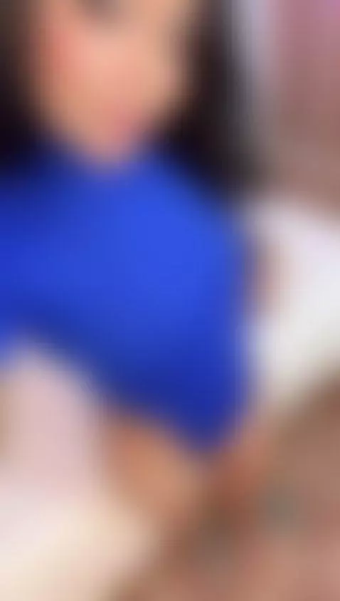 How does blue look on me? I am waiting for you 💙💙 by charlottmoreu