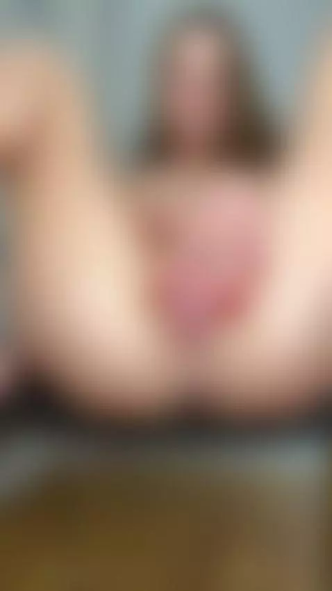 Admire my pretty pussy for a sec by fitandannika