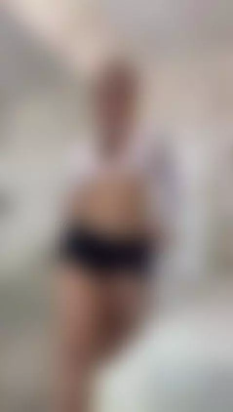 Hey babe 😘 I’m live right now, showing off my brand-new sexy... by scarletbenson