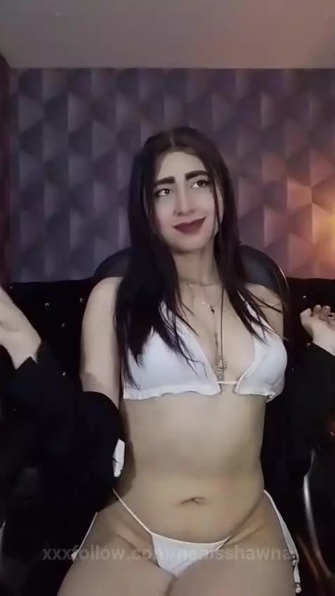 Sexy babe pose for you by nanisshawna