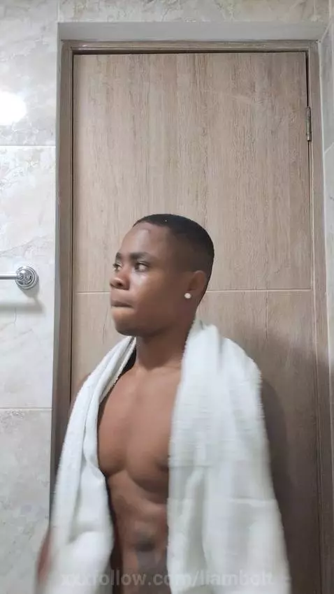 no me quería duchar 😮‍💨 by liambolt