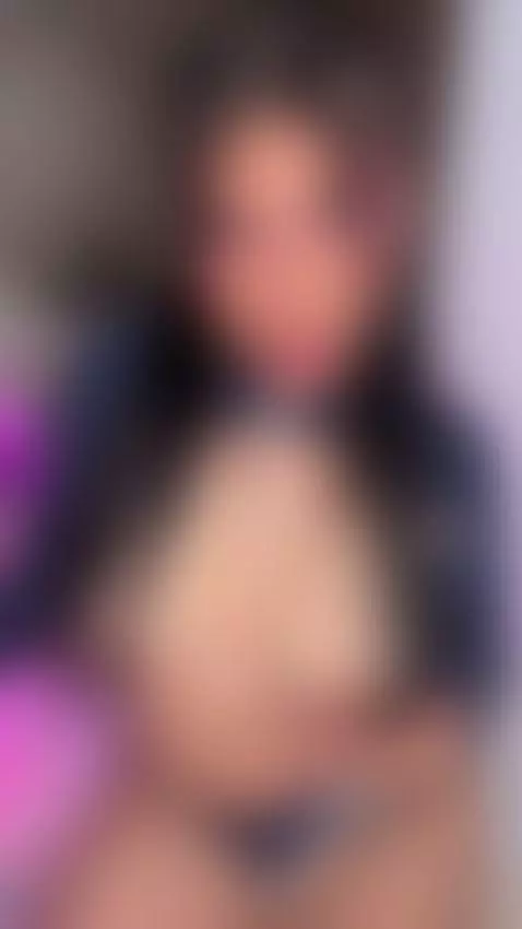 esta cancion me altera un poco 🥵 by courtneygrey