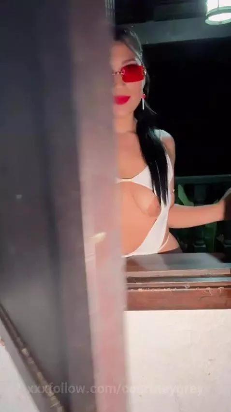 hi...
boobs
bye... by courtneygrey