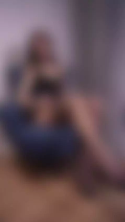 Slim waist + puffy natural feet = addiction 😈 Sub OF by bellahex