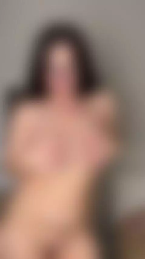 Glasses and dark hair frame her soft full curves. Sub OF by marinettevip