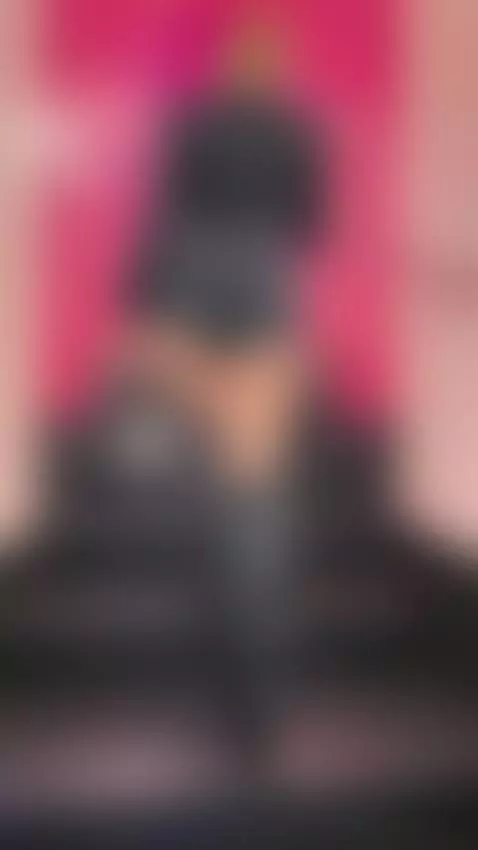 The glow settles on my skin like warm velvet 💋💫 by anoraidol