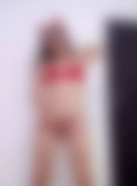 Unwrapping something special 💋 https://www.camsoda.com/chloe... by chloeetaylorr