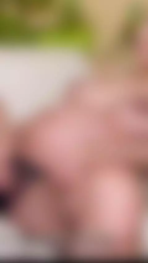 Mi amiga me cuida pero no aguanta la tentacion! by aliciatrecee