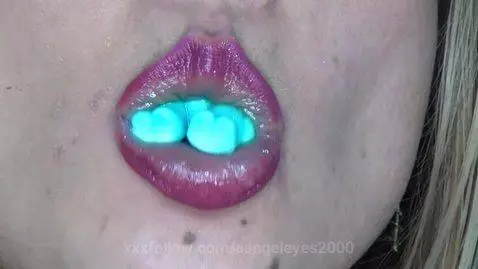 tragando grandes osos... mas de mi contenido en obly y clips... by aangeleyes2000