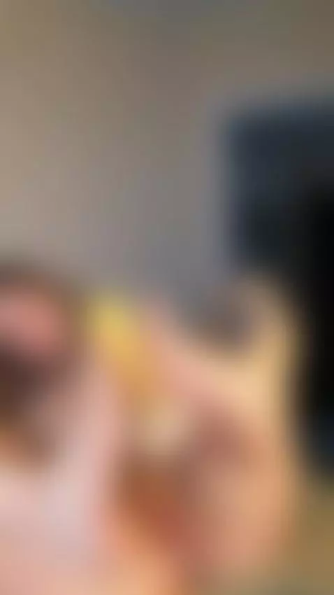 I keep my leg up and push the dildo in my feet. Sub OF by dianajuicy