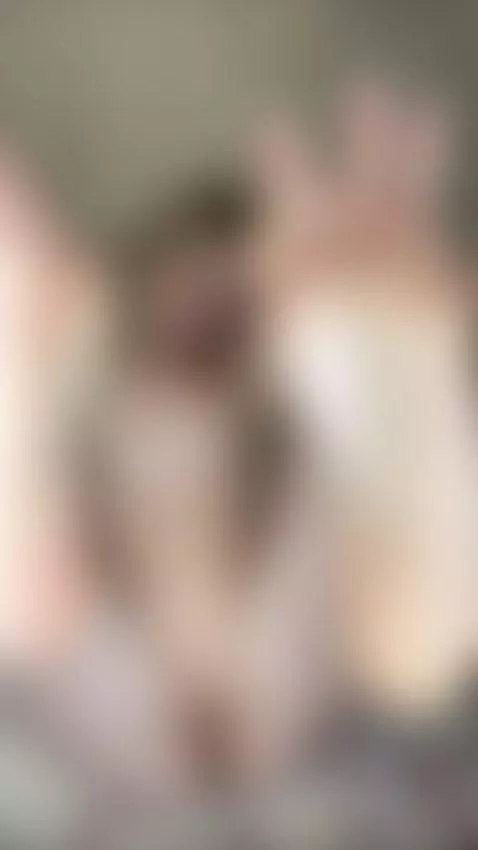 She mesmerizes with her gaze and movements — follow her 😘 by leilaleilaa