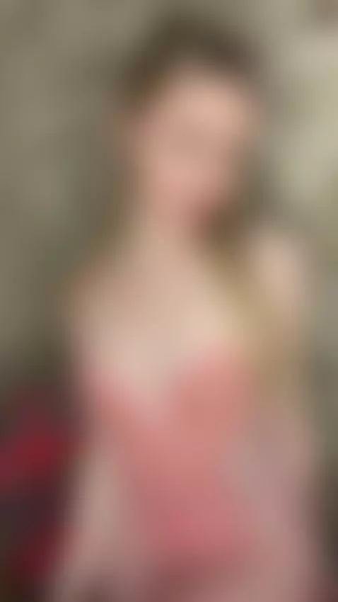 She knows how to catch your attention. Subscribe 😌 by leilaleilaa