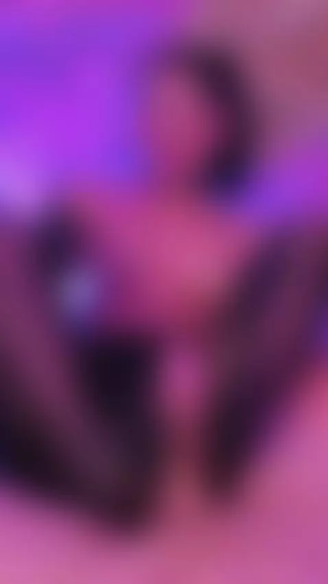 Hot Molly does a great footjob by mollyandaron