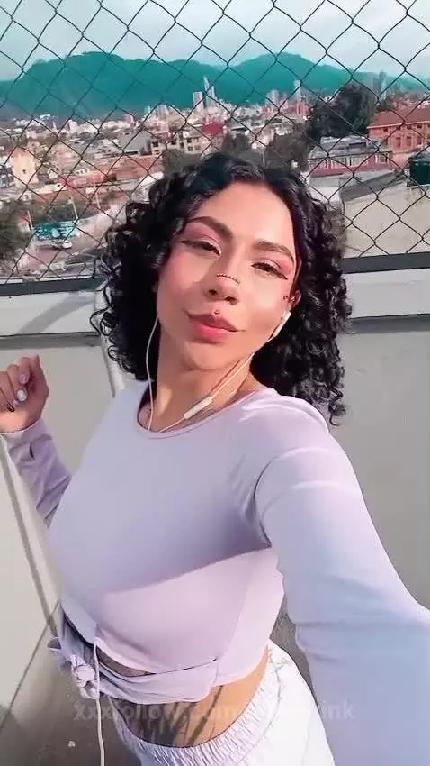 no solo llamo la atención… la capturo. by violetkink