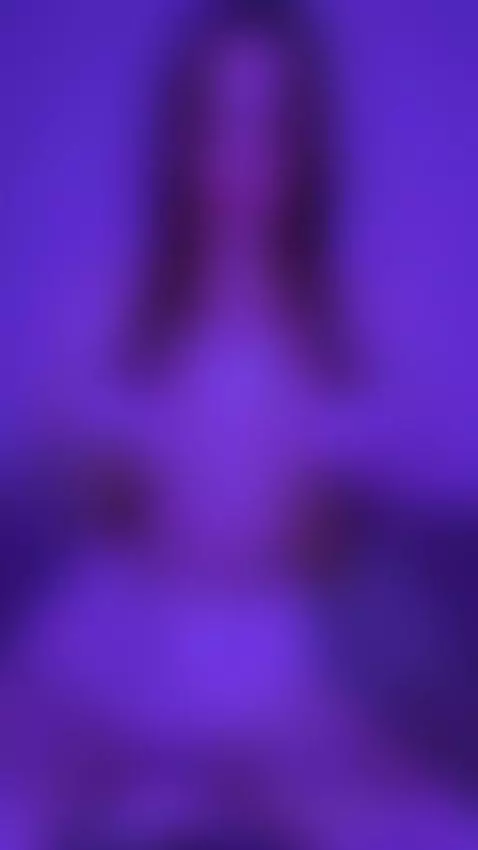 The air wraps my body 🌙😈 by foxyyydi