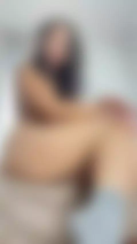 Petite Latina rubs her clitoris in a hot way by emilyjonnesx