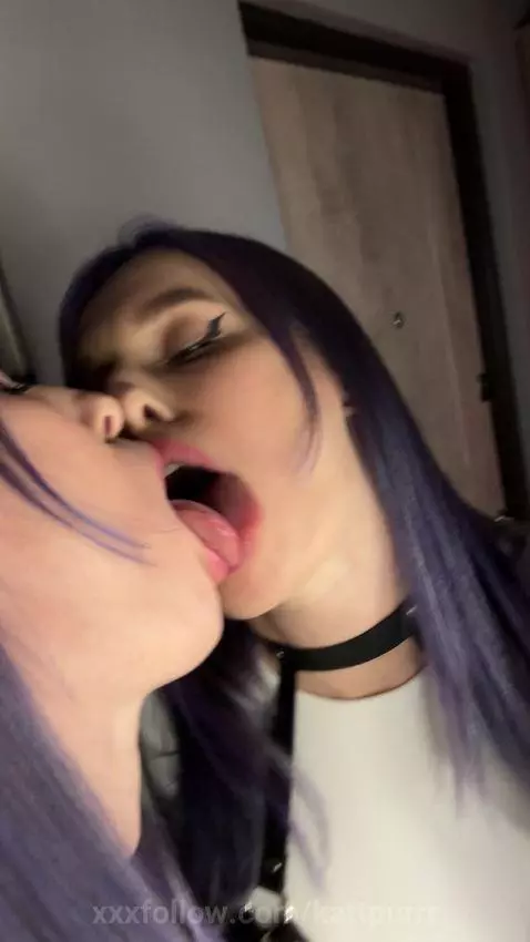 E-girl practices kissing by kattpurrr