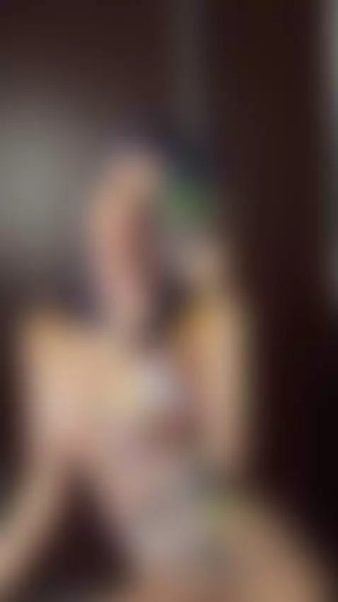 E-girl teases with her body by kattpurrr