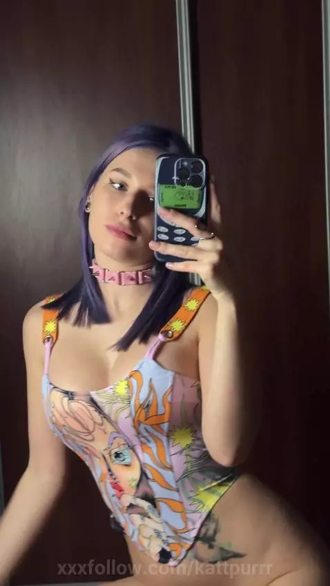 E-girl teases with her body by kattpurrr