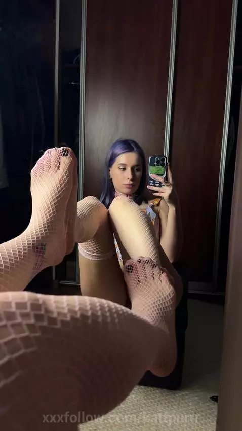 E-girl teases with her pussy by kattpurrr