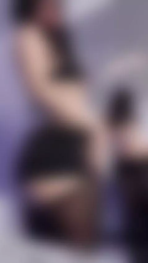 A spectacular neck deserves a cock like yours 🍑🍑 by hollypeach888