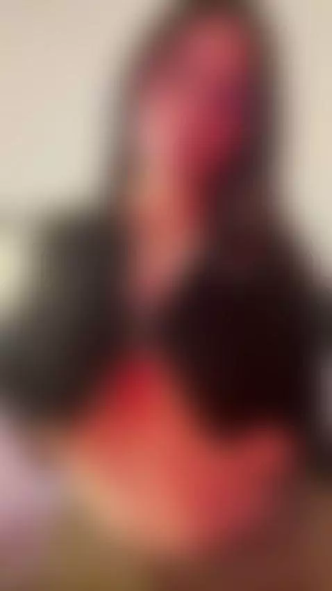 Wanna join me? I'm live right now, link in my bio by valeriamontclair