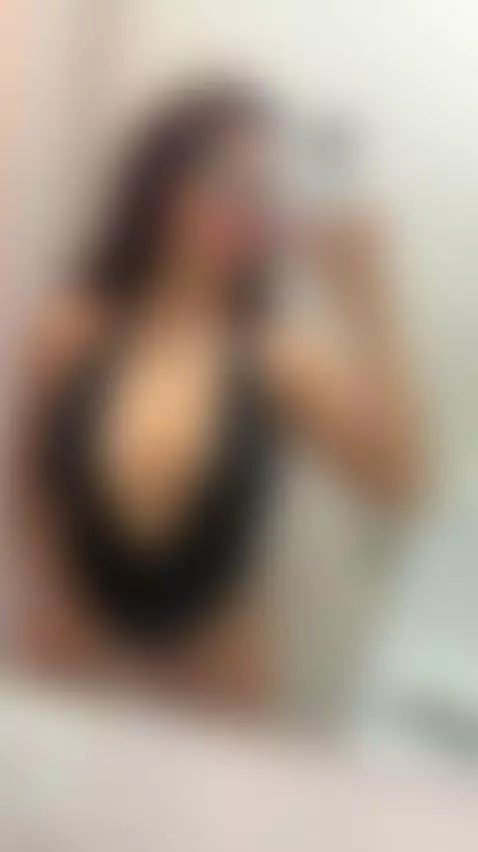 💋Long dark hair and deep cleavage teasing you 🔥 Unlock my OF by miadanaexo