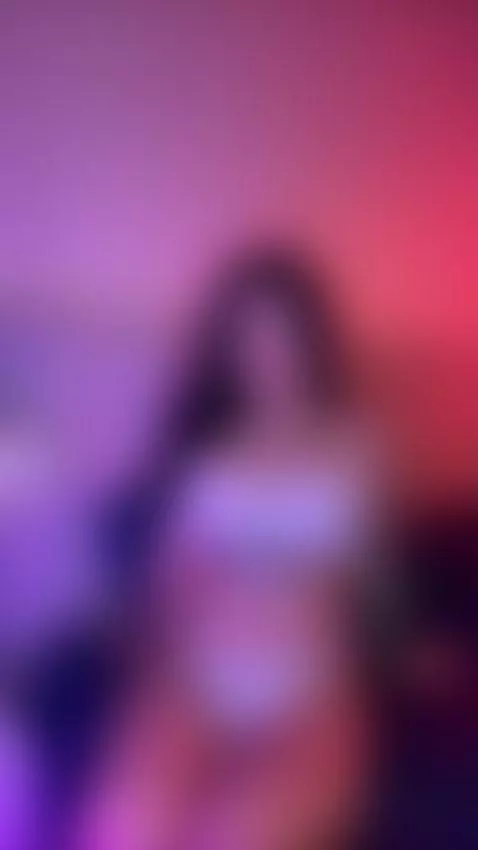 She confidently owns the frame 😉 Subscribe! by darklilli