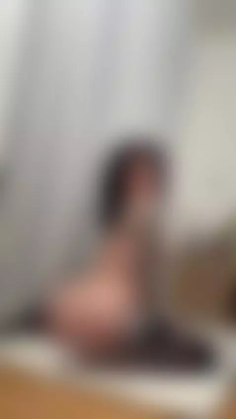 Curvy ass on knees, begging to be fucked 🥰 by nikkyydandelion