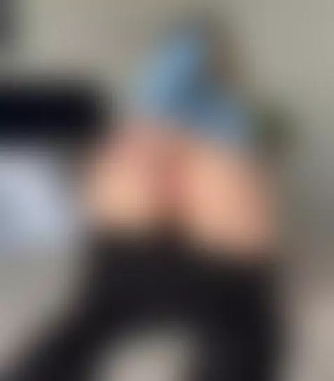 Wet pussy exposed as she bends forward 😋 by anelliabarbie