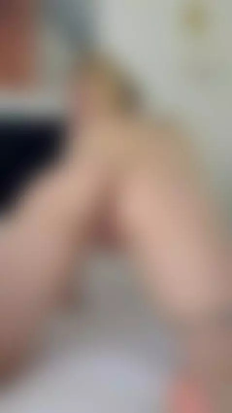 Thick ass spread wide on the bed 🥰 by anelliabarbie