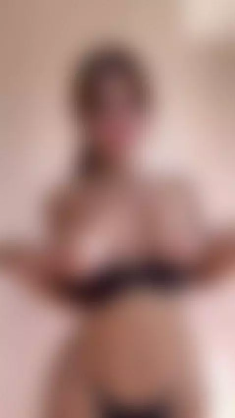 I like distracting men with my boobs by eveliinaa