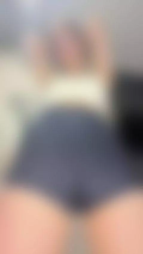 Flat & Flawless” ☀️🎀
No padding, no games — just natural tem... by anniemorricone