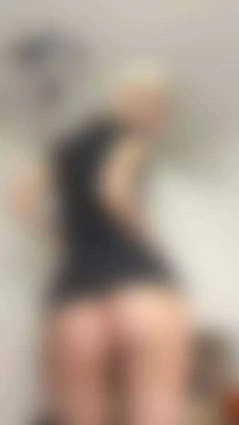 Keep staring at my ass and tell me how deep you want to fuck... by kiraglow