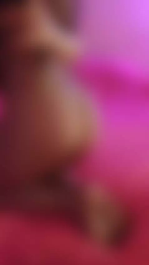 Little slut wiggles her tight little ass by cammmix