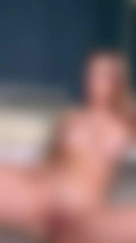 😈This blonde craves your hands on her thick body 🍆 Join OF by liagrace